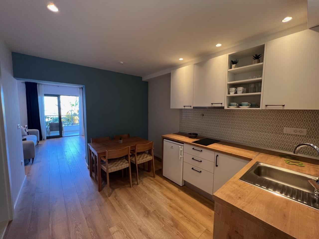 Beachfront Comfort Apartments Sinajko Подгора Экстерьер фото